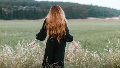 Cabelos Longos e Naturais: Dicas e Tendências para Manter a Saúde e a Beleza dos Fios