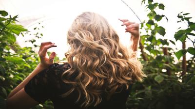 Transforme Seus Cabelos com Segurança: Conheça o Pó Descolorante Bala White da Flor de Lótus